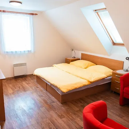 Kolodeje-zluty Dum Apartament